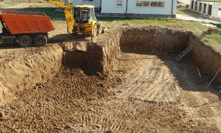 Рытье котлованов под фундамент в Сегеже – цена от 2566 руб. за м3 | 2Землекопа-Сгж